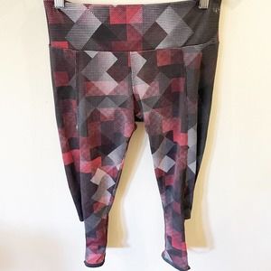 Onzie Geometric Pattern Capri Leggings Red S/M
